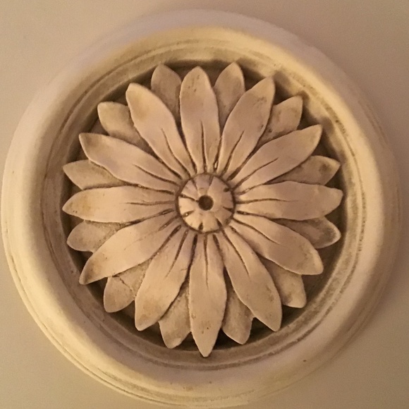 DECORATIVE RONDELL FLORAL MEDALLION PLAQUE - Picture 1 of 4